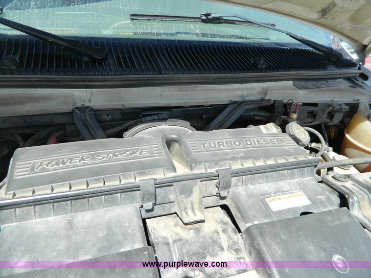 image for item J8986 2002 Ford 801 ambulance