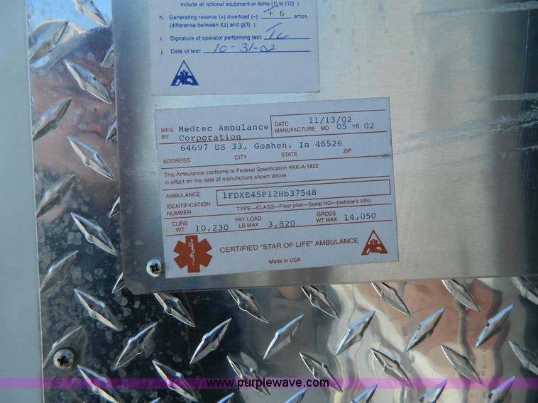 image for item J8986 2002 Ford 801 ambulance