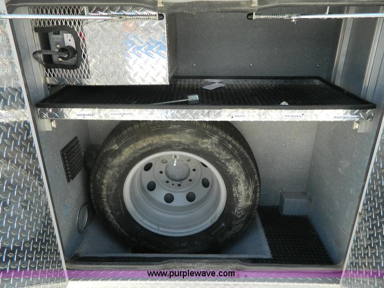 image for item J8986 2002 Ford 801 ambulance