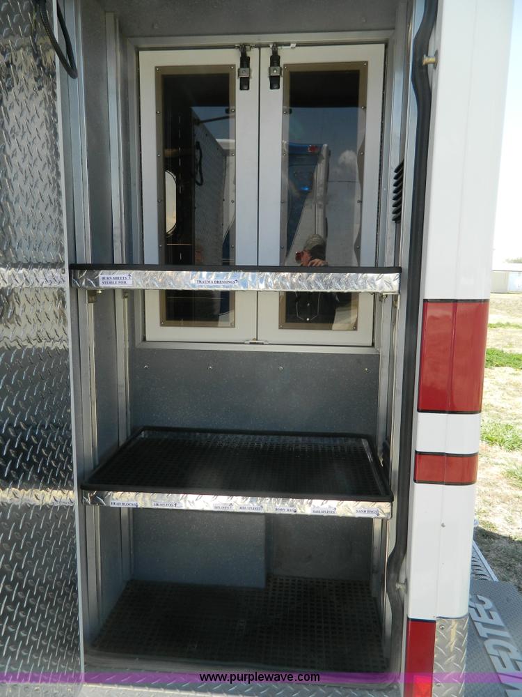 image for item J8986 2002 Ford 801 ambulance