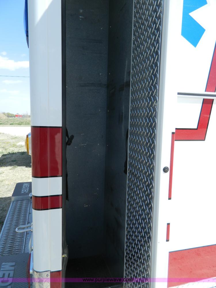 image for item J8986 2002 Ford 801 ambulance