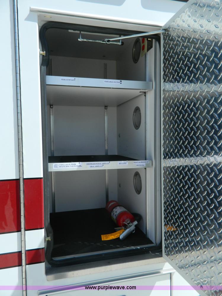 image for item J8986 2002 Ford 801 ambulance