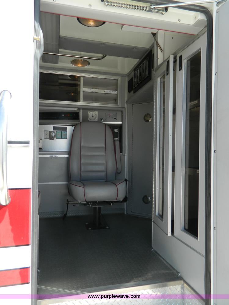 image for item J8986 2002 Ford 801 ambulance