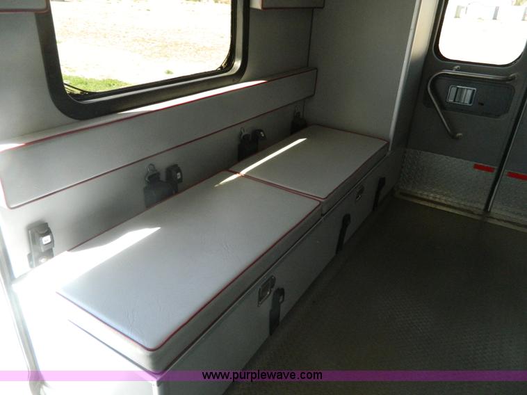 image for item J8986 2002 Ford 801 ambulance