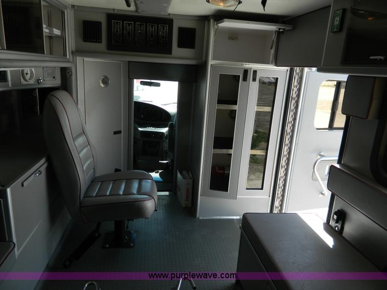 image for item J8986 2002 Ford 801 ambulance