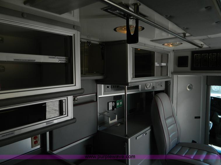 image for item J8986 2002 Ford 801 ambulance