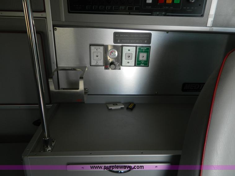 image for item J8986 2002 Ford 801 ambulance