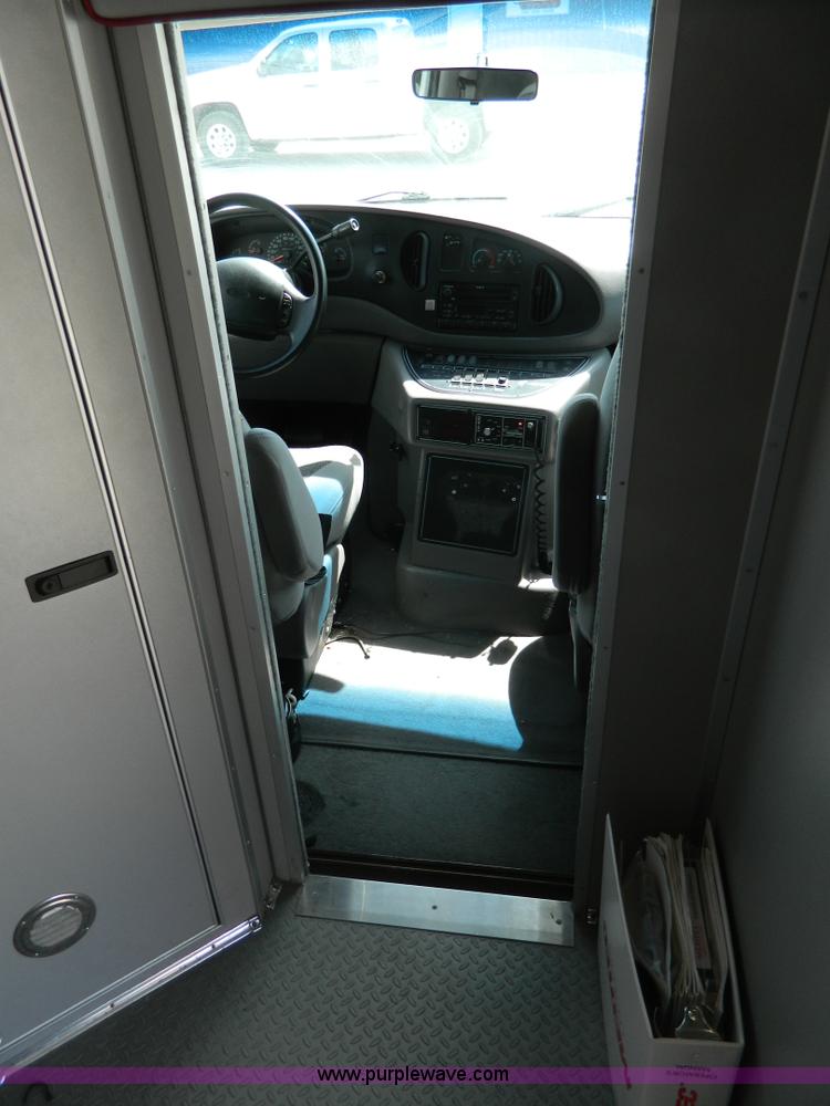 image for item J8986 2002 Ford 801 ambulance