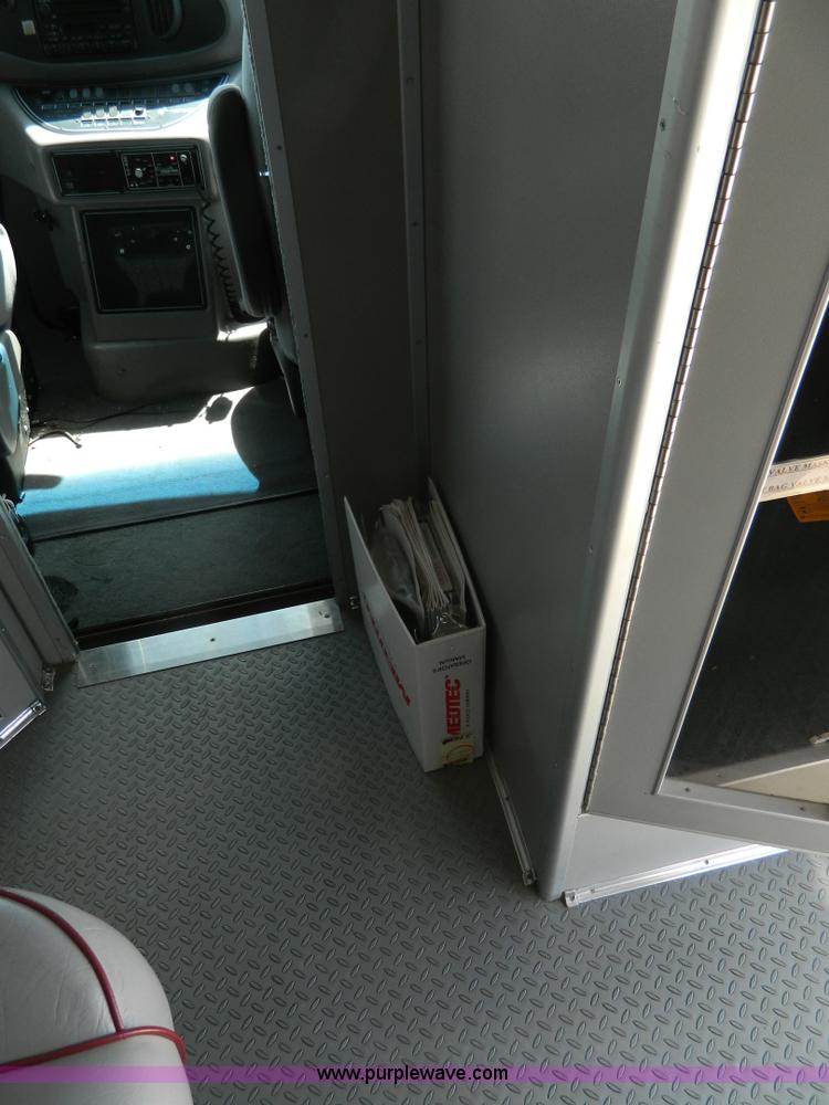 image for item J8986 2002 Ford 801 ambulance