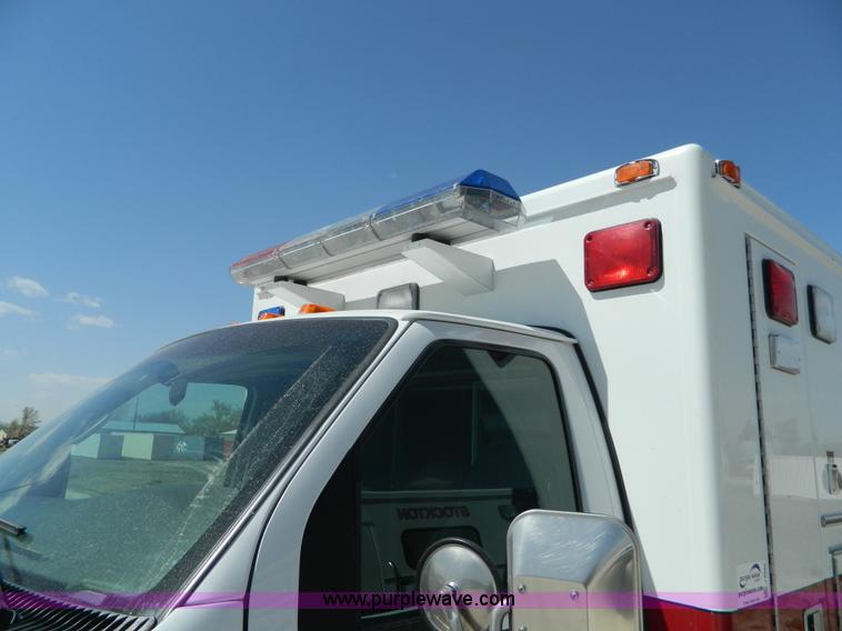 image for item J8986 2002 Ford 801 ambulance