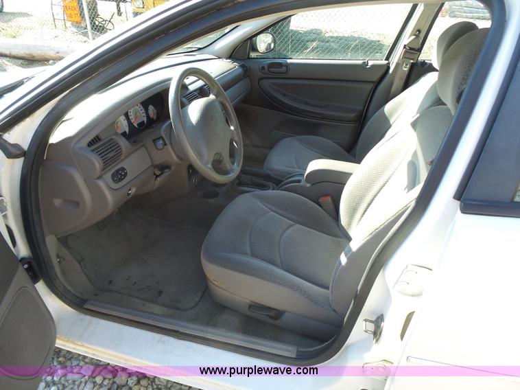 image for item K1319 2004 Dodge Stratus SE