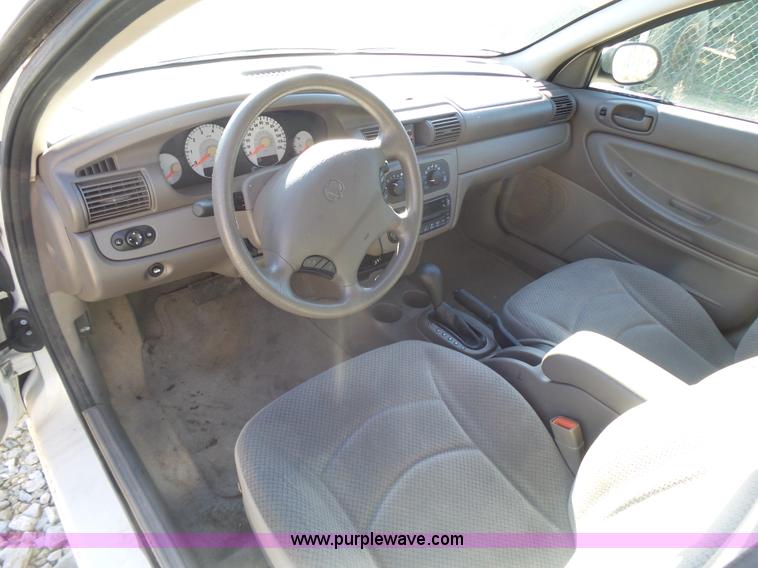 image for item K1319 2004 Dodge Stratus SE