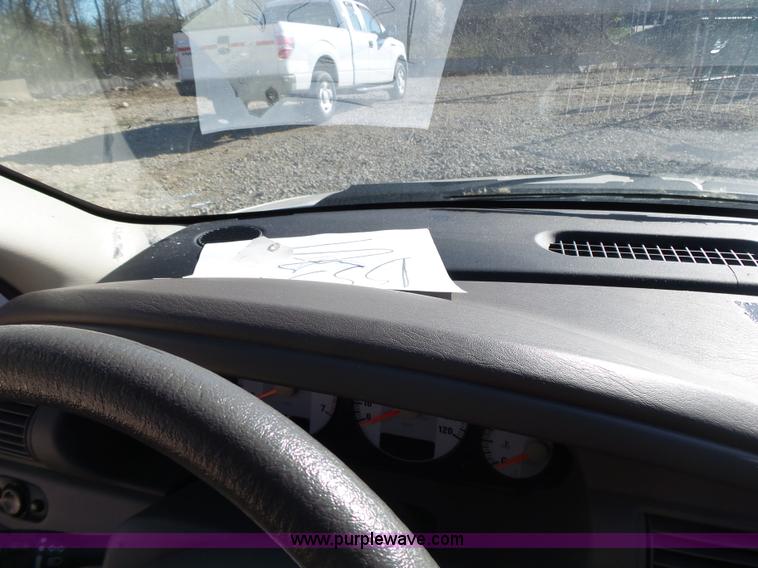 image for item K1319 2004 Dodge Stratus SE