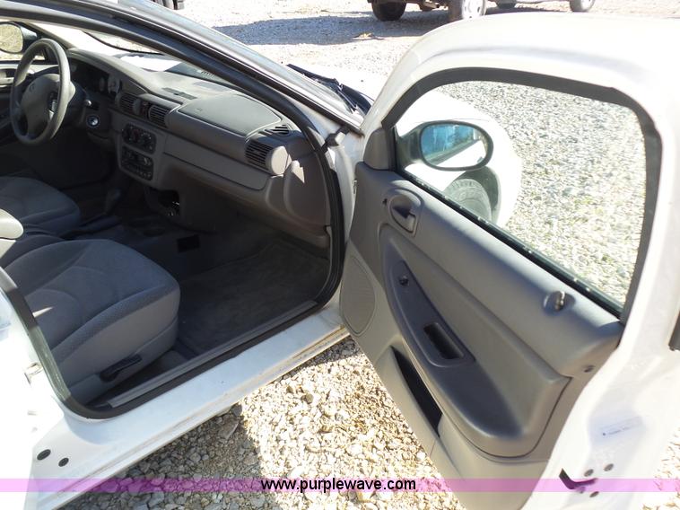 image for item K1319 2004 Dodge Stratus SE