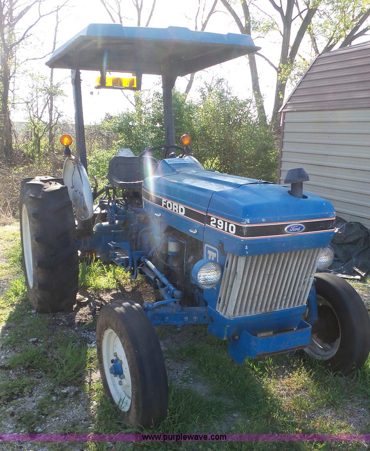 image for item K4613 1988 Ford 2910 tractor