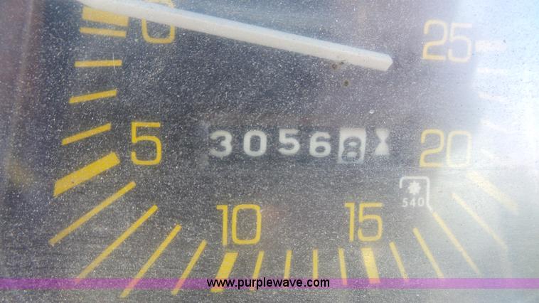 image for item K4613 1988 Ford 2910 tractor