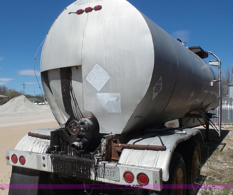 image for item K5233 1971 Trailmobile tank trailer