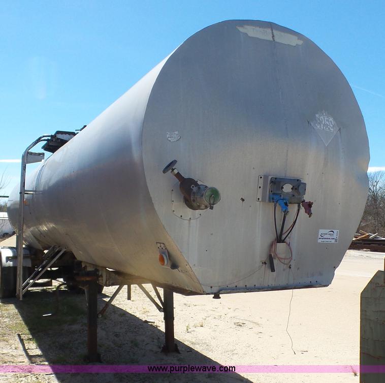 image for item K5233 1971 Trailmobile tank trailer