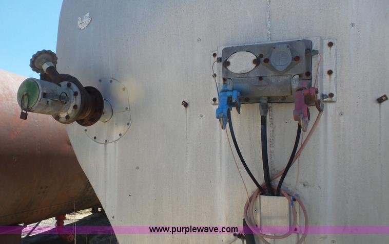 image for item K5233 1971 Trailmobile tank trailer