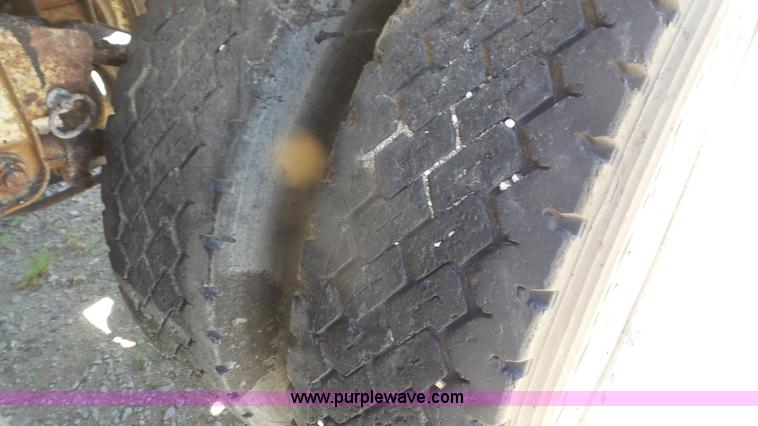 image for item K5233 1971 Trailmobile tank trailer