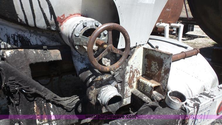 image for item K5233 1971 Trailmobile tank trailer