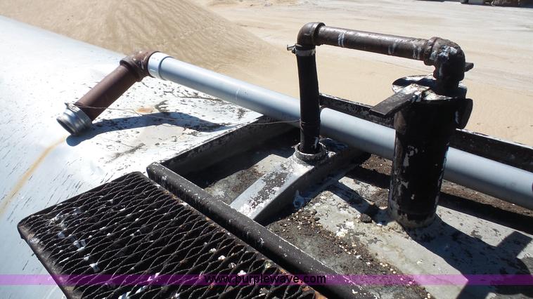 image for item K5233 1971 Trailmobile tank trailer