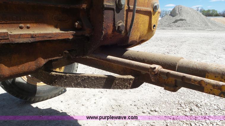 image for item K5235 1977 Ford 5600 Special tractor