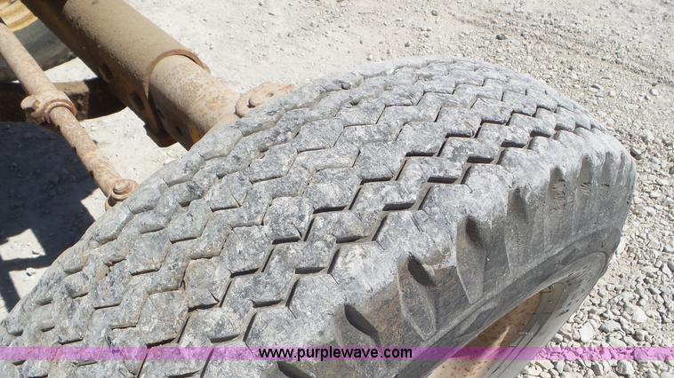 image for item K5235 1977 Ford 5600 Special tractor