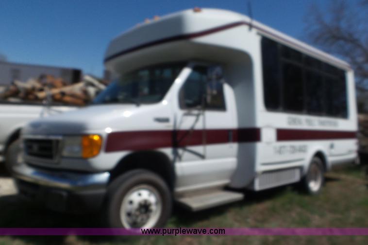 image for item K5238 2005 Ford E350 Super Duty shuttle bus
