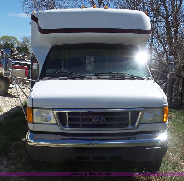 image for item K5238 2005 Ford E350 Super Duty shuttle bus