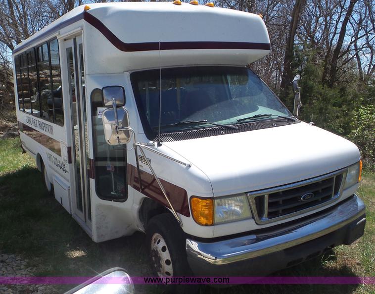 image for item K5238 2005 Ford E350 Super Duty shuttle bus