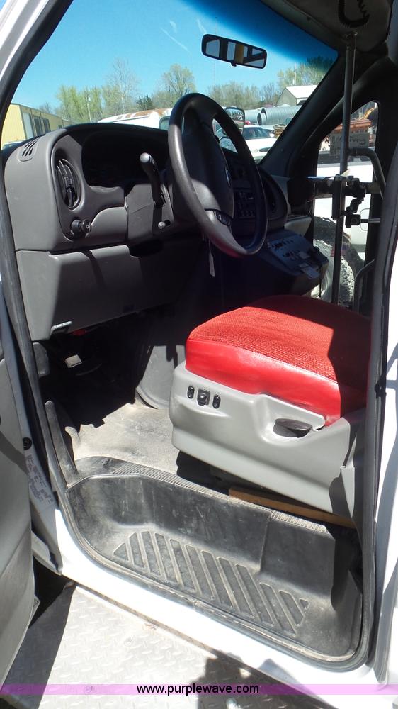 image for item K5238 2005 Ford E350 Super Duty shuttle bus