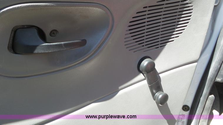 image for item K5238 2005 Ford E350 Super Duty shuttle bus