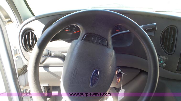 image for item K5238 2005 Ford E350 Super Duty shuttle bus