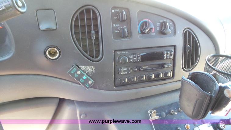 image for item K5238 2005 Ford E350 Super Duty shuttle bus
