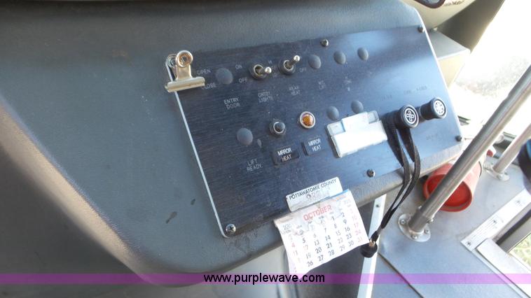 image for item K5238 2005 Ford E350 Super Duty shuttle bus