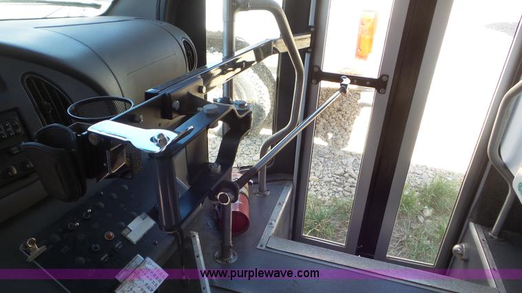 image for item K5238 2005 Ford E350 Super Duty shuttle bus