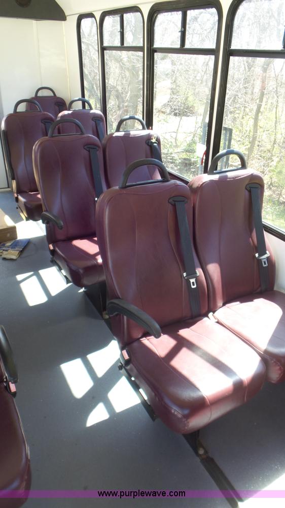 image for item K5238 2005 Ford E350 Super Duty shuttle bus