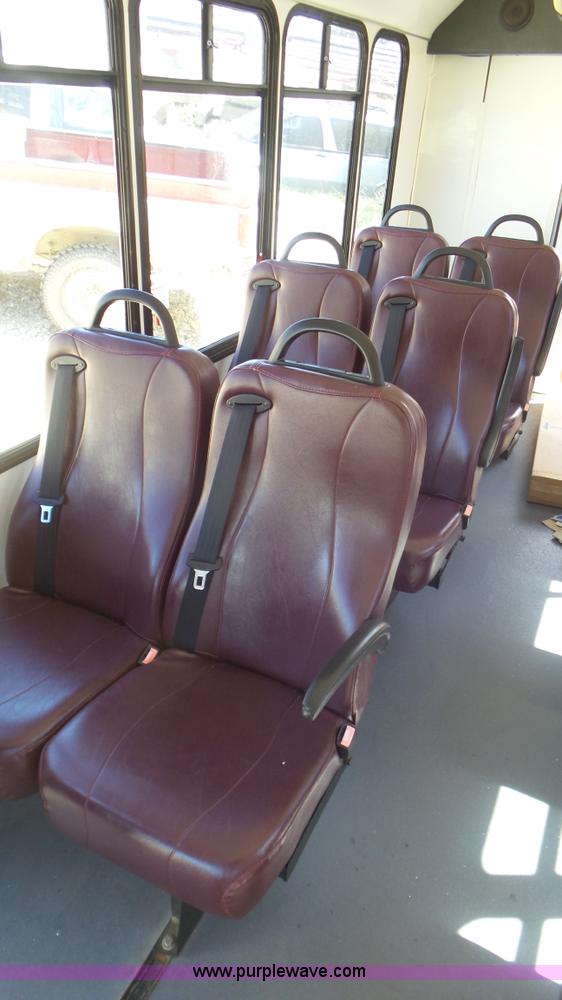 image for item K5238 2005 Ford E350 Super Duty shuttle bus