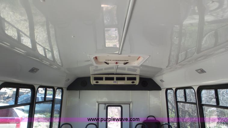 image for item K5238 2005 Ford E350 Super Duty shuttle bus