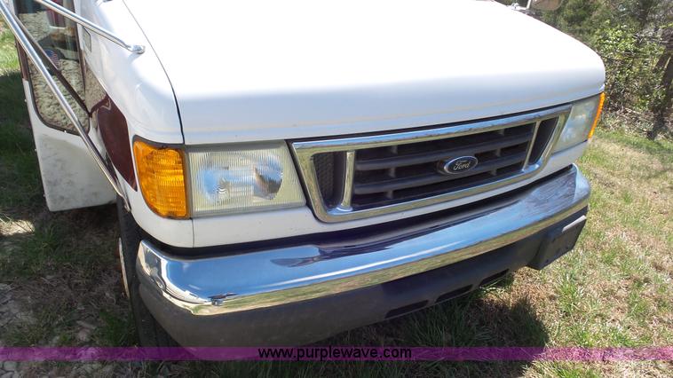 image for item K5238 2005 Ford E350 Super Duty shuttle bus