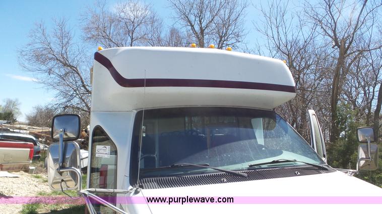 image for item K5238 2005 Ford E350 Super Duty shuttle bus