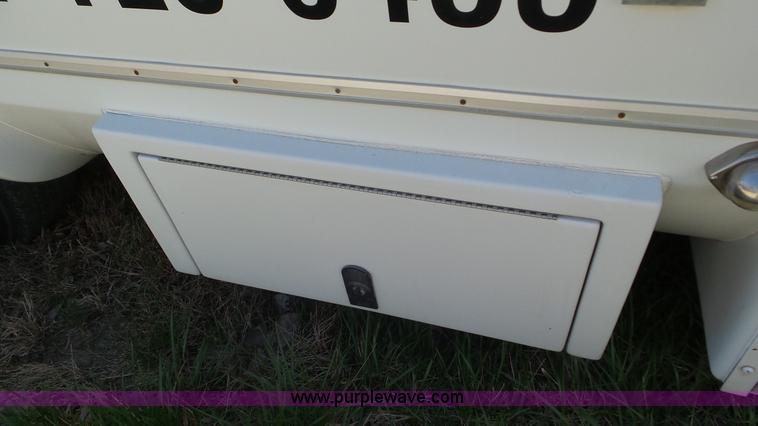 image for item K5238 2005 Ford E350 Super Duty shuttle bus