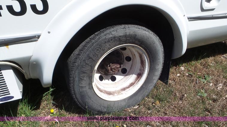 image for item K5238 2005 Ford E350 Super Duty shuttle bus