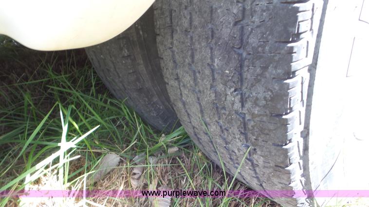 image for item K5238 2005 Ford E350 Super Duty shuttle bus