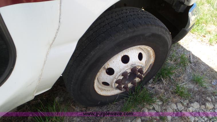 image for item K5238 2005 Ford E350 Super Duty shuttle bus