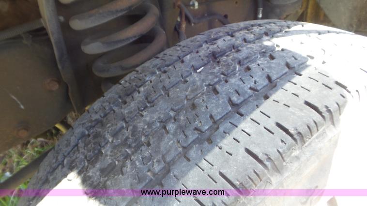 image for item K5238 2005 Ford E350 Super Duty shuttle bus