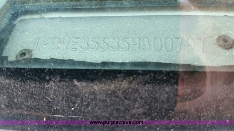 image for item K5238 2005 Ford E350 Super Duty shuttle bus