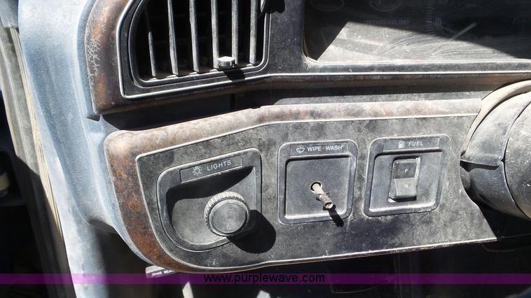 image for item K5242 1991 Ford F150 pickup truck