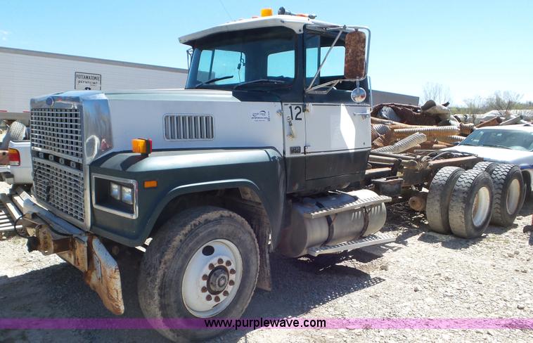 image for item K5244 1989 Ford LTL9000 truck cab and chassis